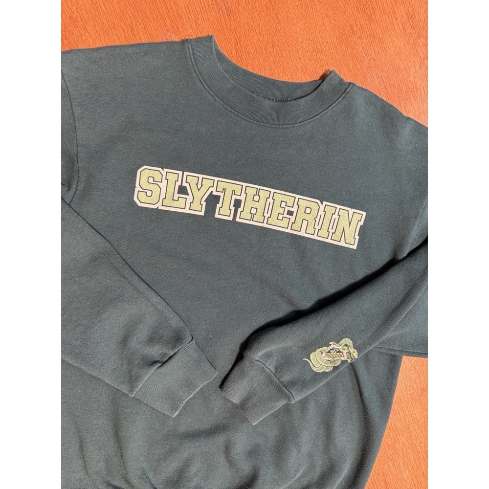 Harry Potter Slytherin Sweatshirt Small Green Spellout Crest‎ Sleeve Crew